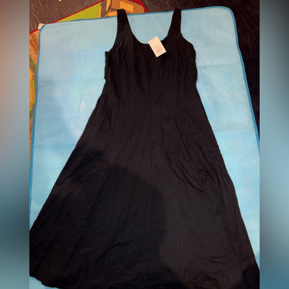 Black flowy dress 
Brand new with tags
